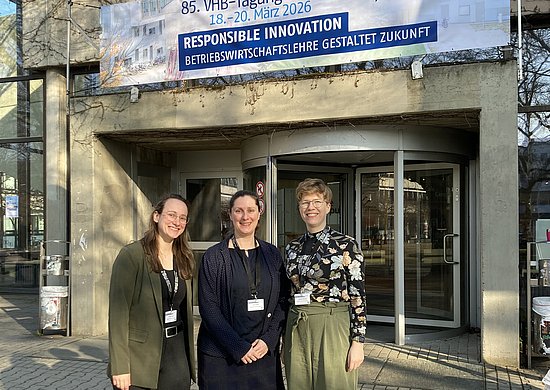 Theresia Weber, Vera Winter und Raphaele Bartels vor dem VHB Tagungsbanner an der Universität Göttingen