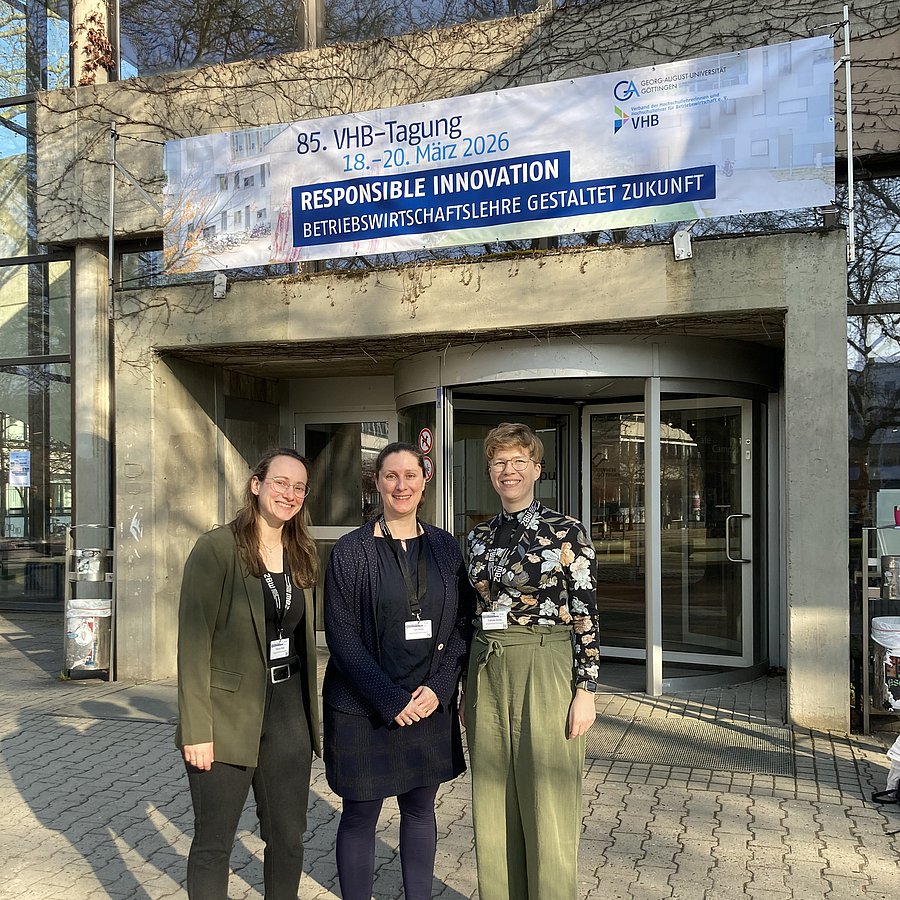 Theresia Weber, Vera Winter und Raphaele Bartels vor dem VHB Tagungsbanner an der Universität Göttingen